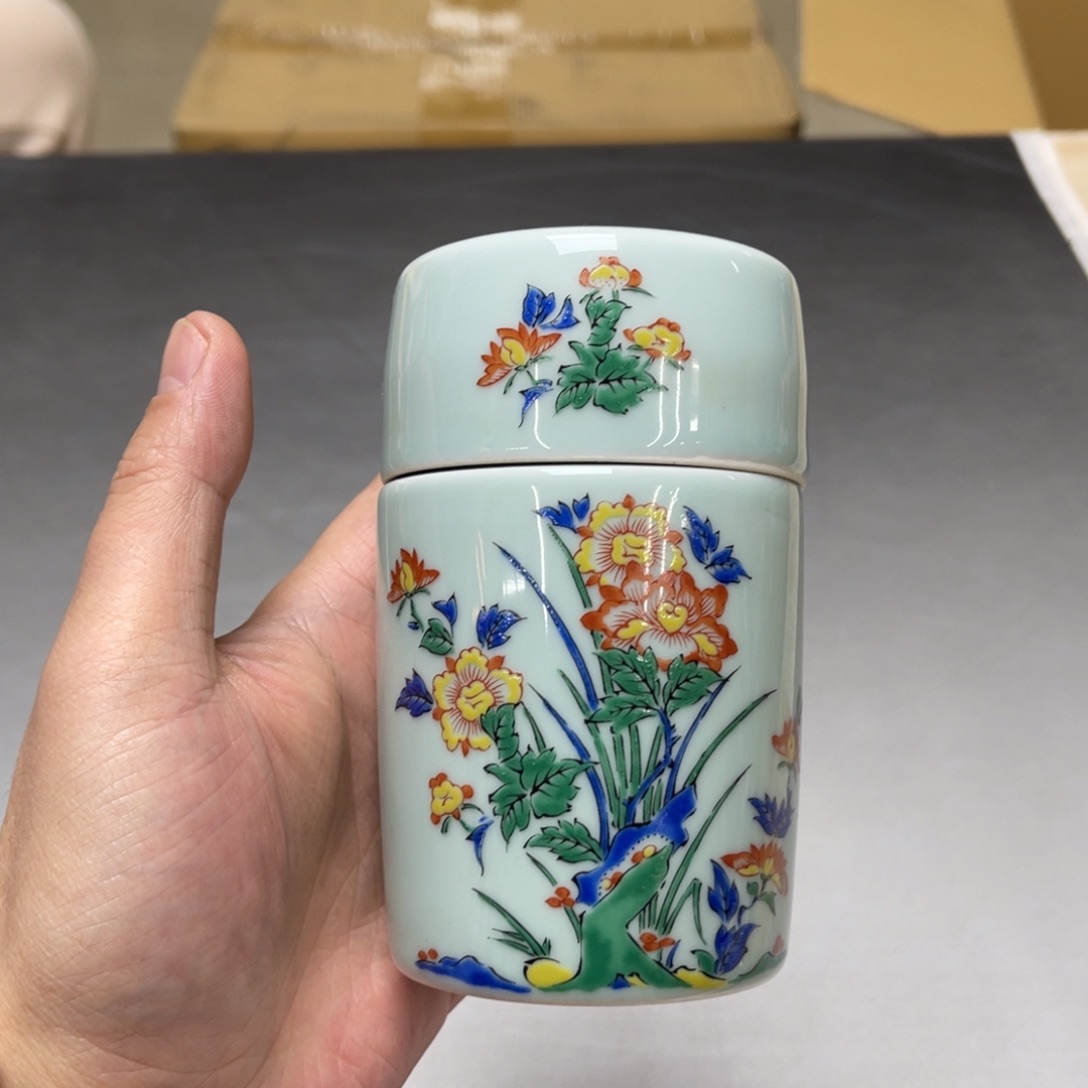 瓷片喝*a密密麻麻地排列着