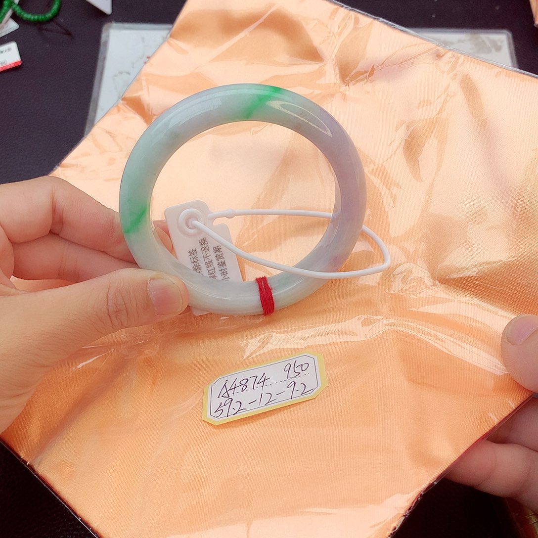 翡翠手镯未镶嵌翡翠