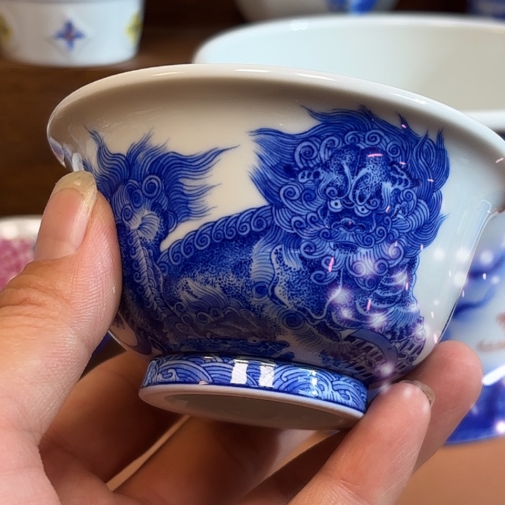 小***逛青花手工手绘狮子杯微微瑕