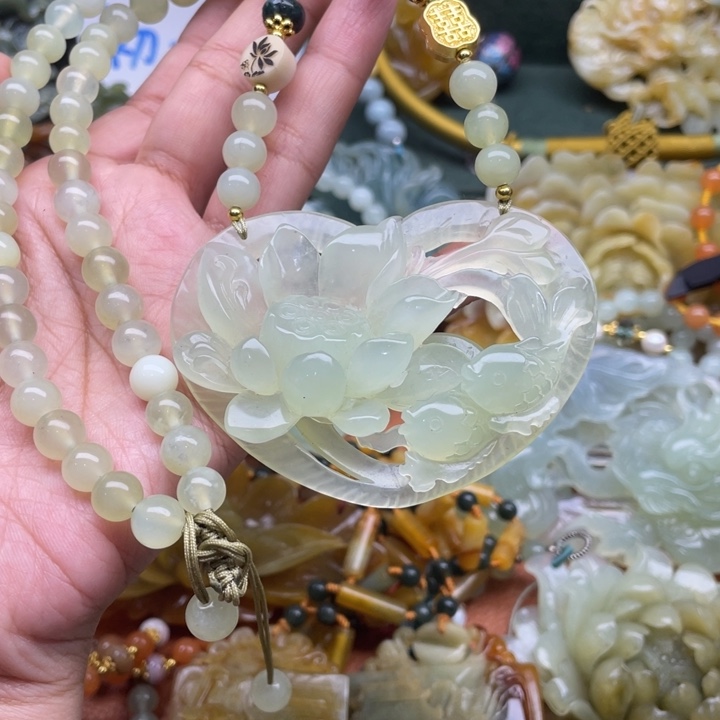 蛇纹石玉吊坠合金