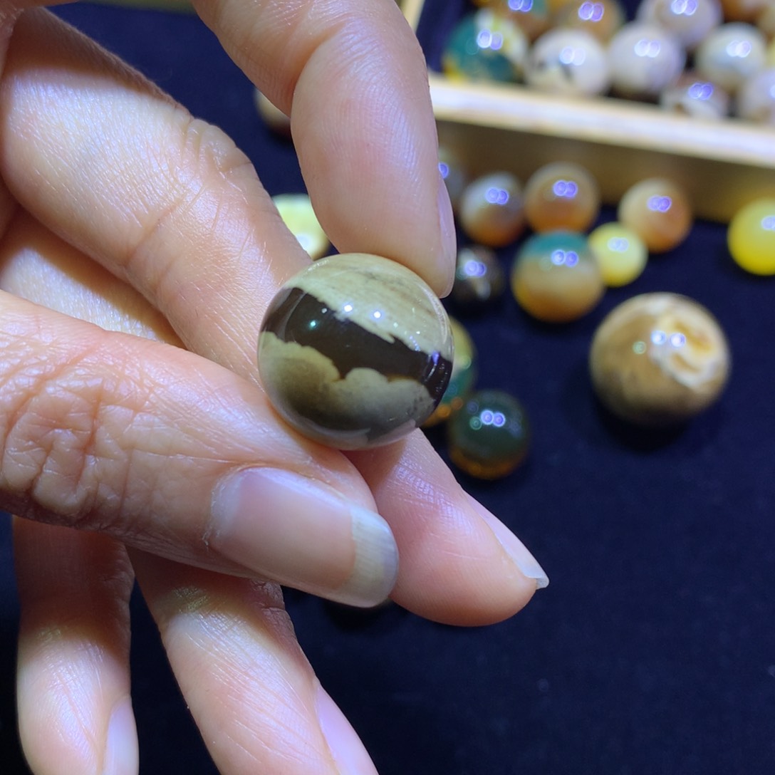 琥珀裸石未镶嵌赵*瓷白一线天，打孔不退换