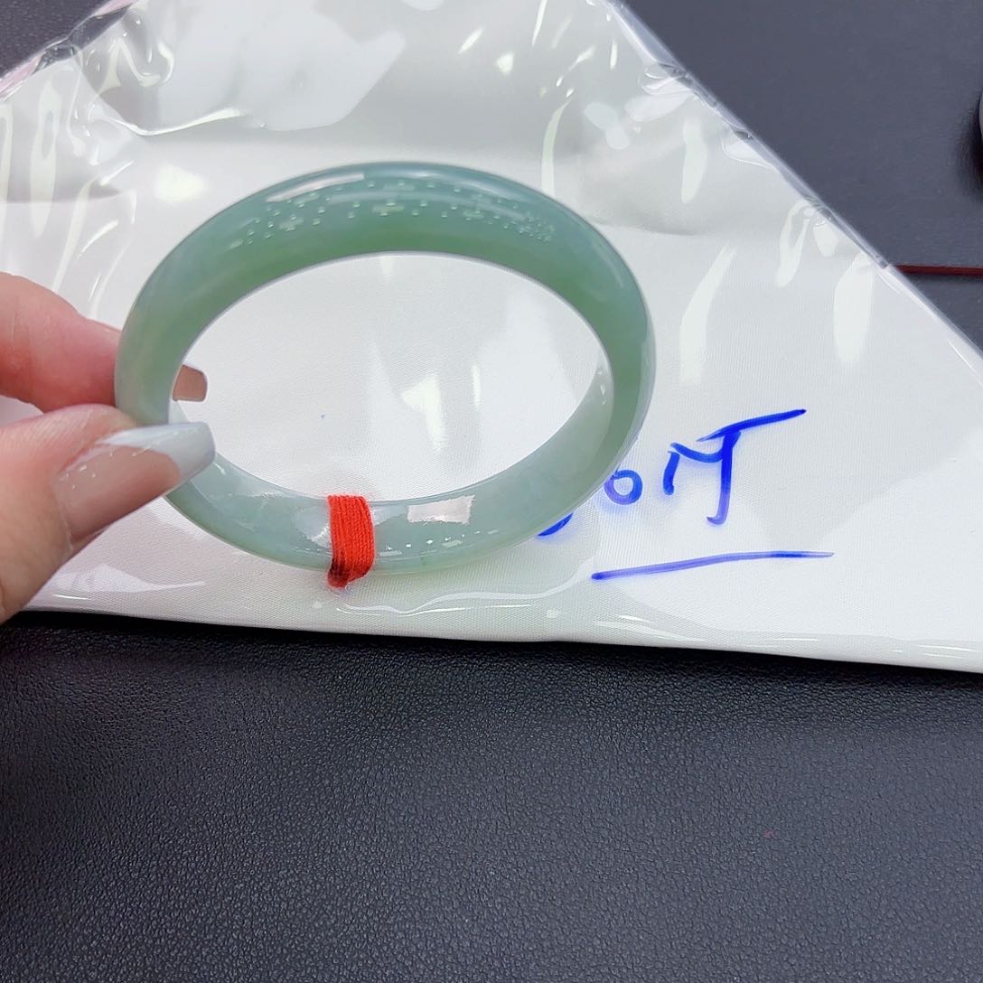 翡翠手镯未镶嵌手镯