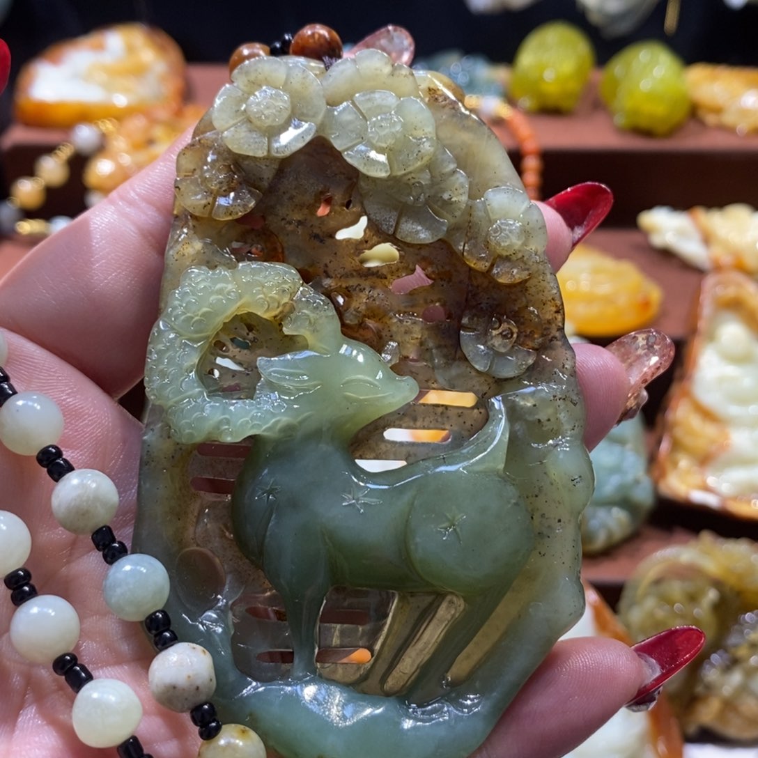 蛇纹石玉颈饰未镶嵌