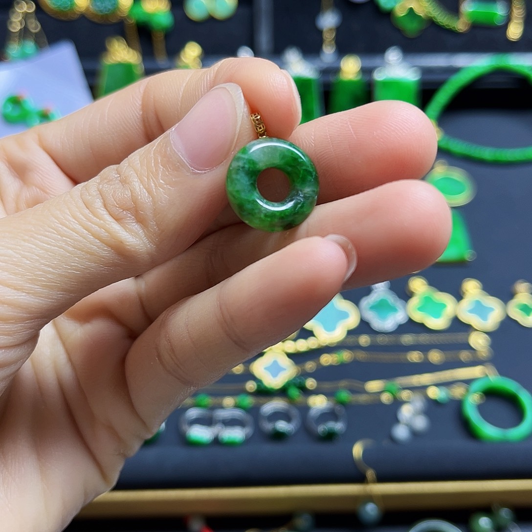 翡翠18K金镶嵌颈饰