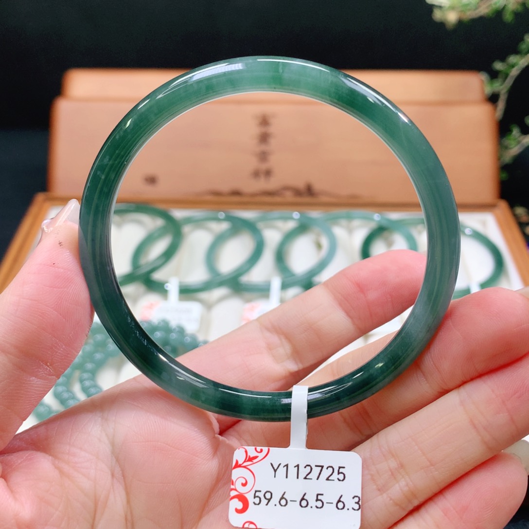 翡翠手镯未镶嵌天然