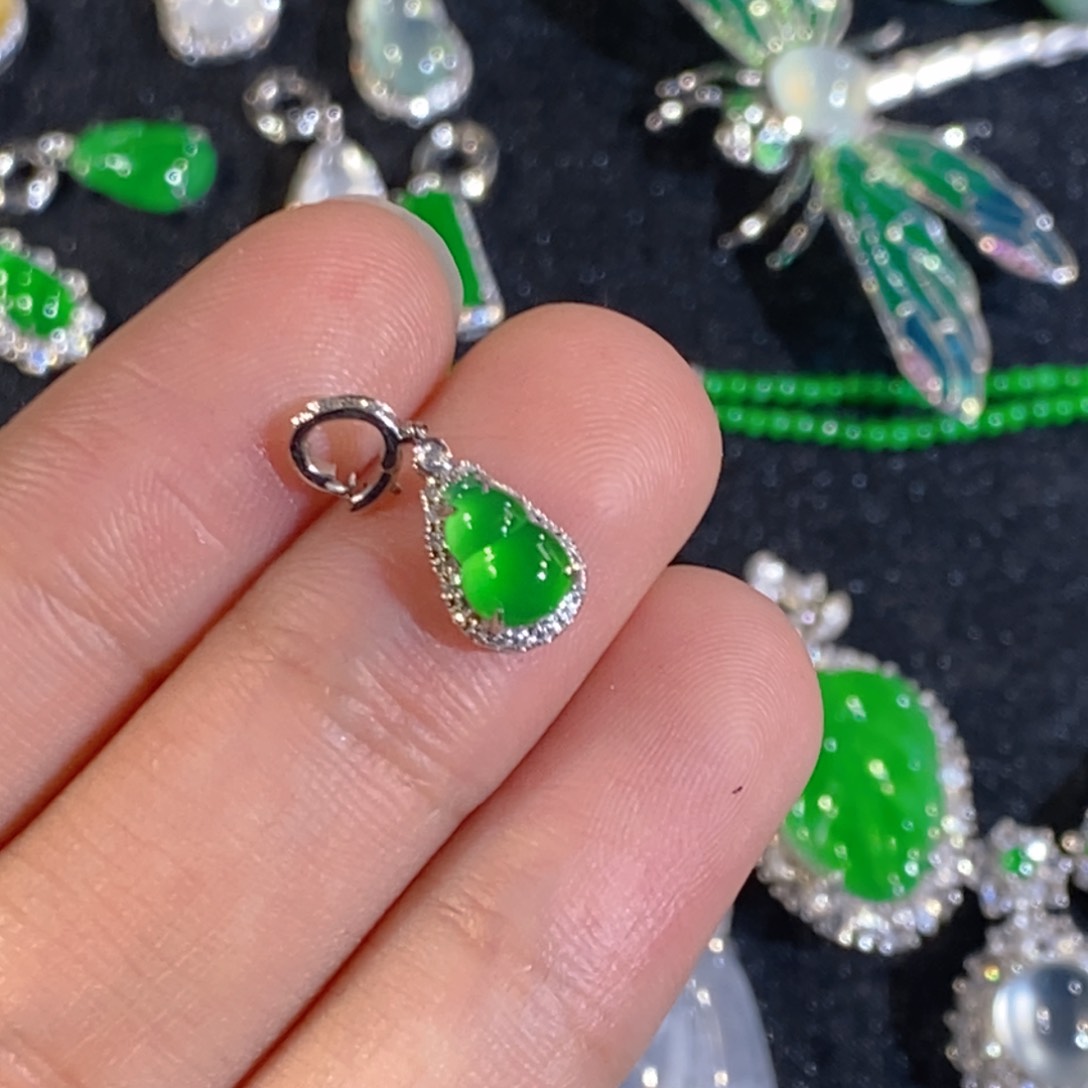 翡翠18K金镶嵌颈饰钱****、天然缅甸A货翡翠