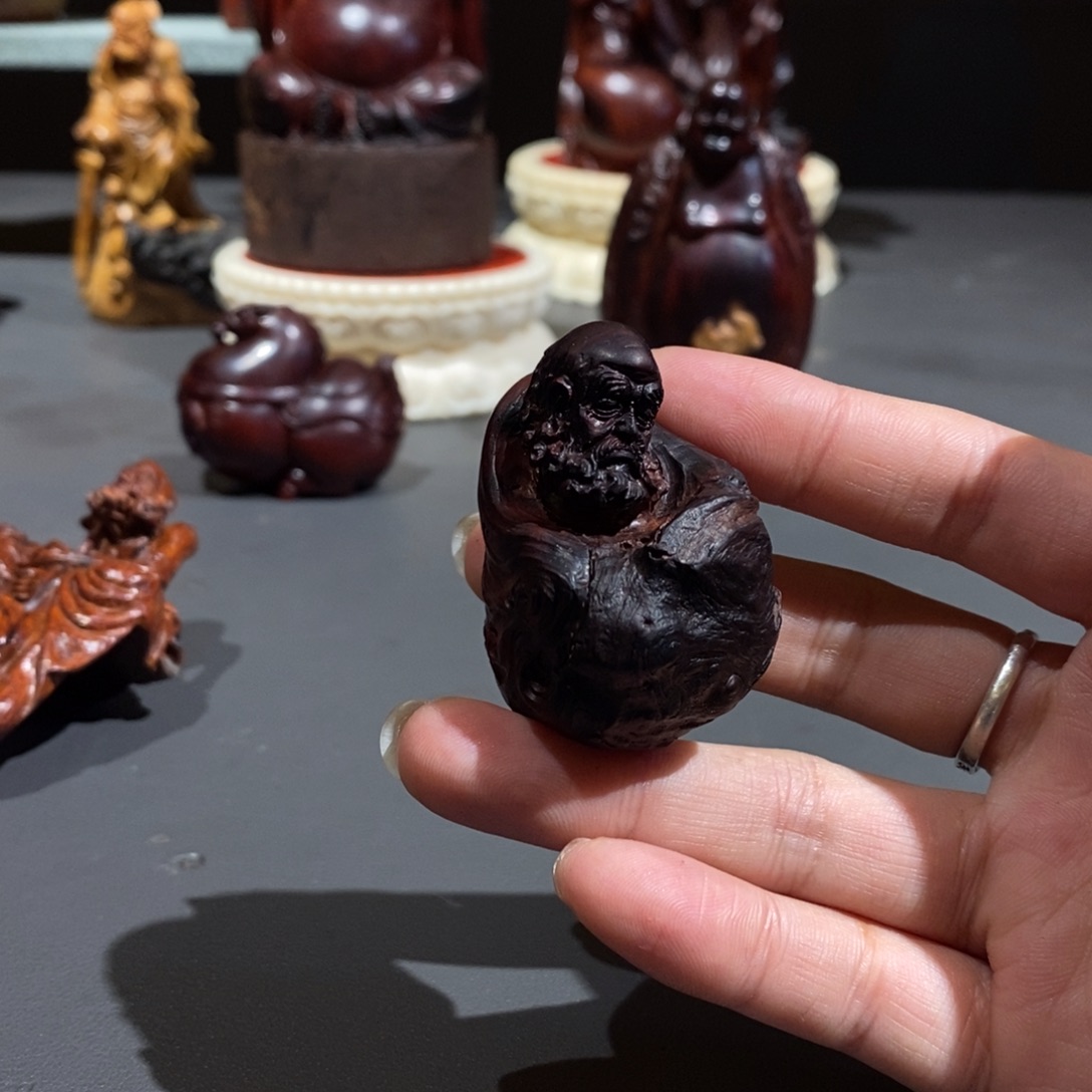 唐***遥檀香紫檀（小叶紫檀）风化达摩手把件