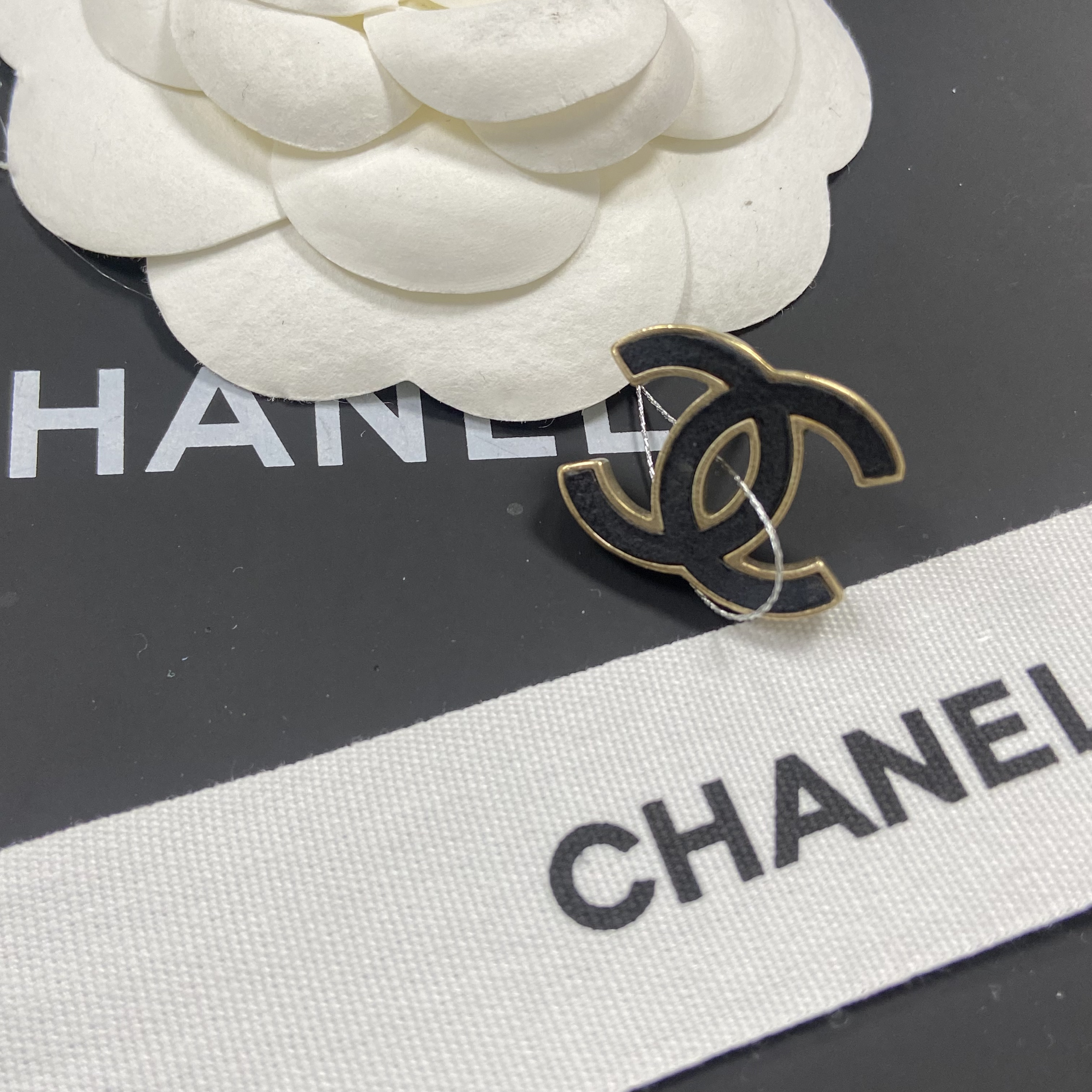 全新未使用 Chanel/香奈儿 经典时尚 珐琅 黑金 中号 素款 耳钉