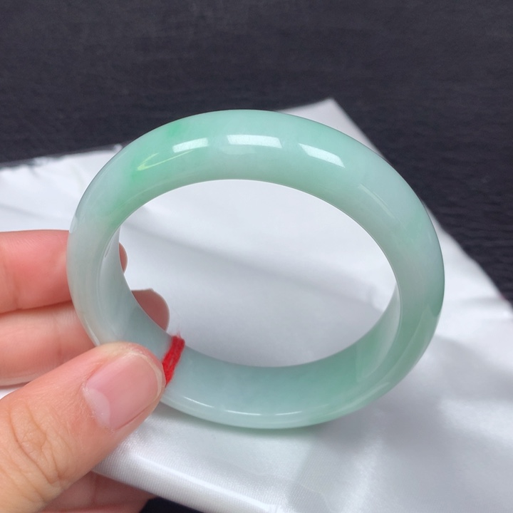 翡翠手镯未镶嵌。