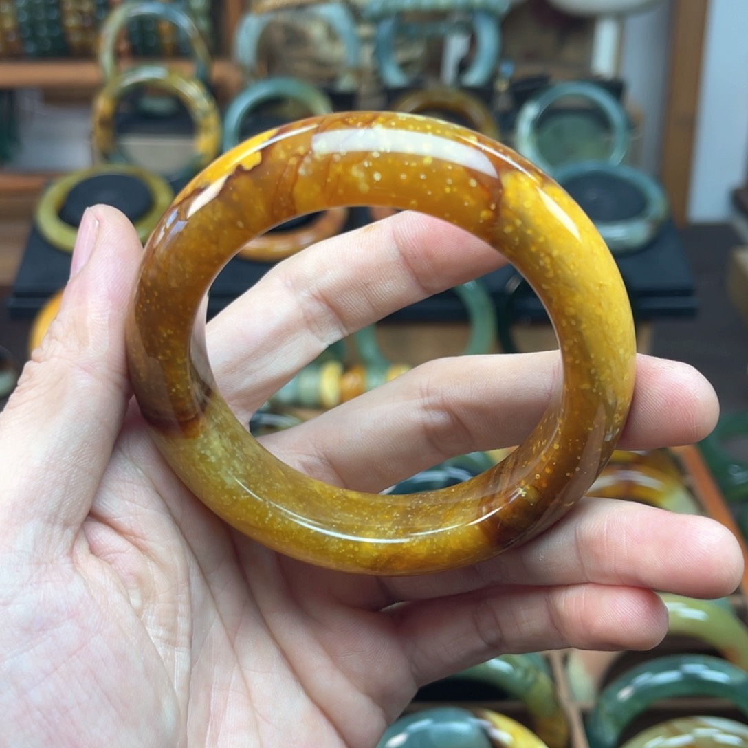 蛇纹石玉手镯未镶嵌是**啊