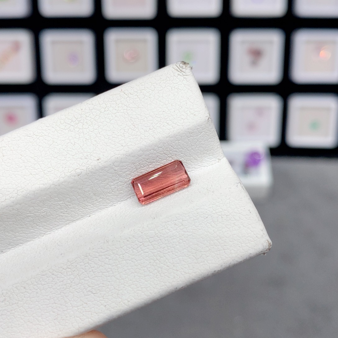 碧玺裸石未镶嵌1.36克拉