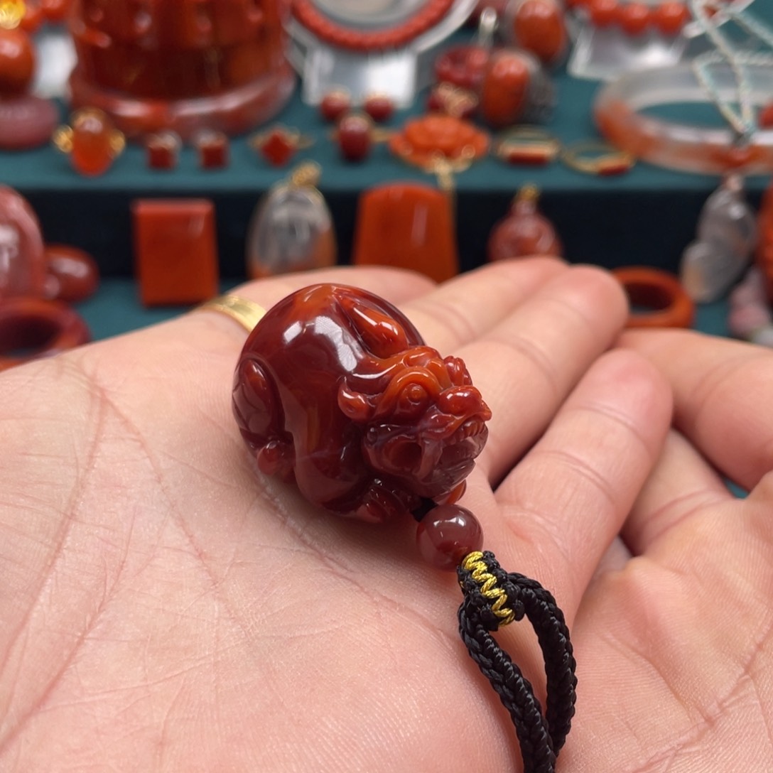 南红玛瑙瓦西南红牛血红貔貅吊坠28克未镶嵌