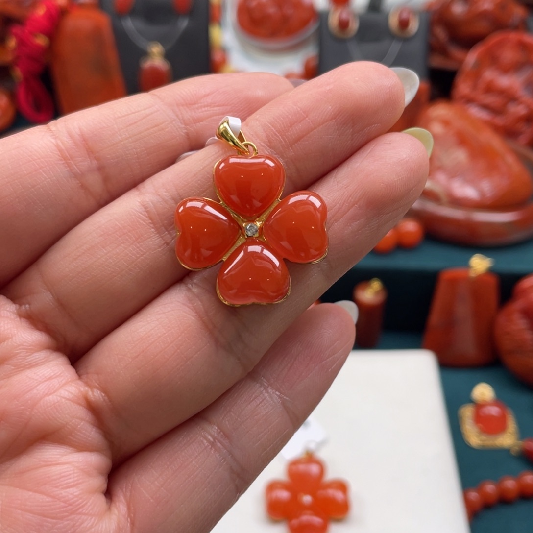你***️南红玛瑙银S925镶嵌保山南红四叶草吊坠