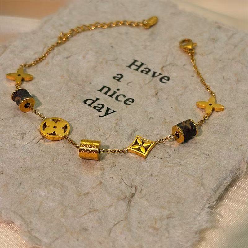 钛钢皮质手链 S35真皮老花手链四叶草金色