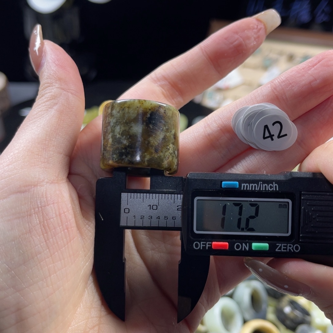 蛇纹石玉未镶嵌戒指