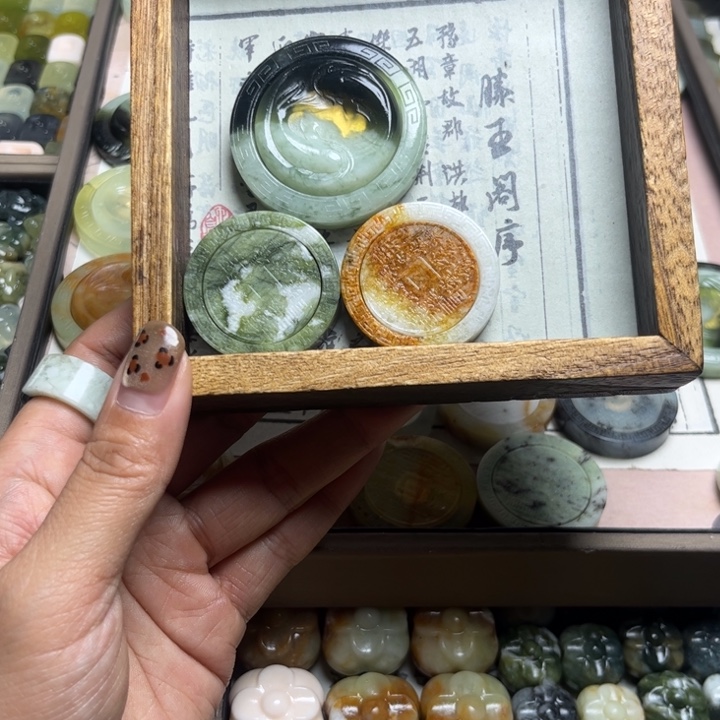 李****蛇纹石玉合金颈饰