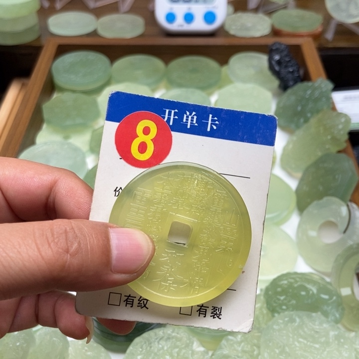 未镶嵌蛇纹石玉颈饰遇*河
