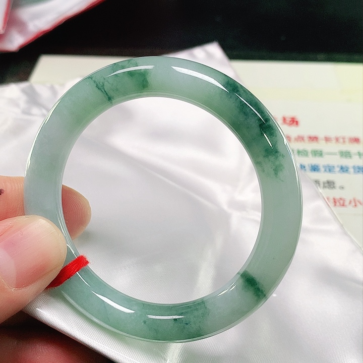 翡翠手镯未镶嵌翡翠手镯未镶嵌