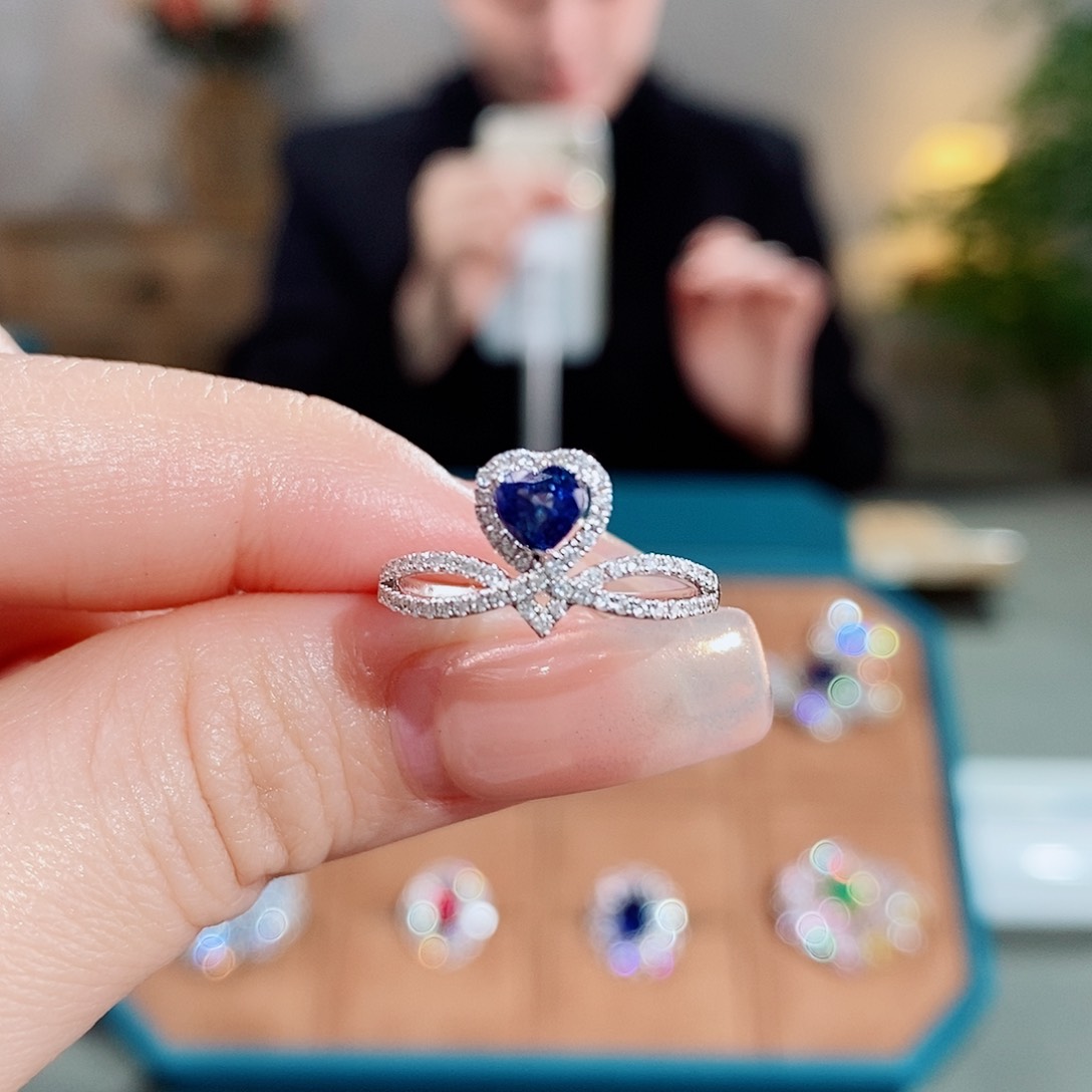 蓝宝石戒指18K金镶嵌0.4ct