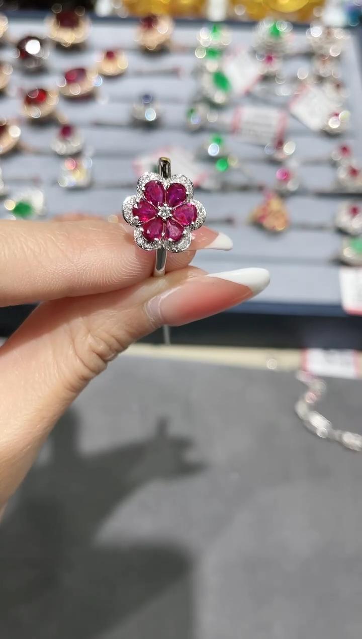 18K金镶嵌天然无烧红宝石戒指花朵款 K白