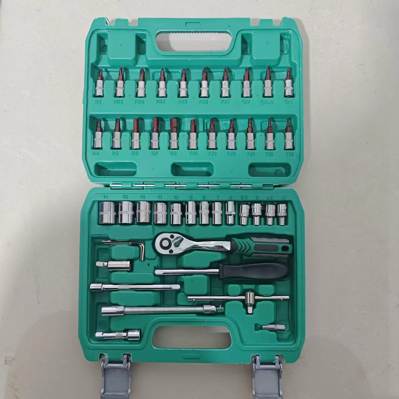 汽修机修适用的棘轮扳手与套筒工具套装