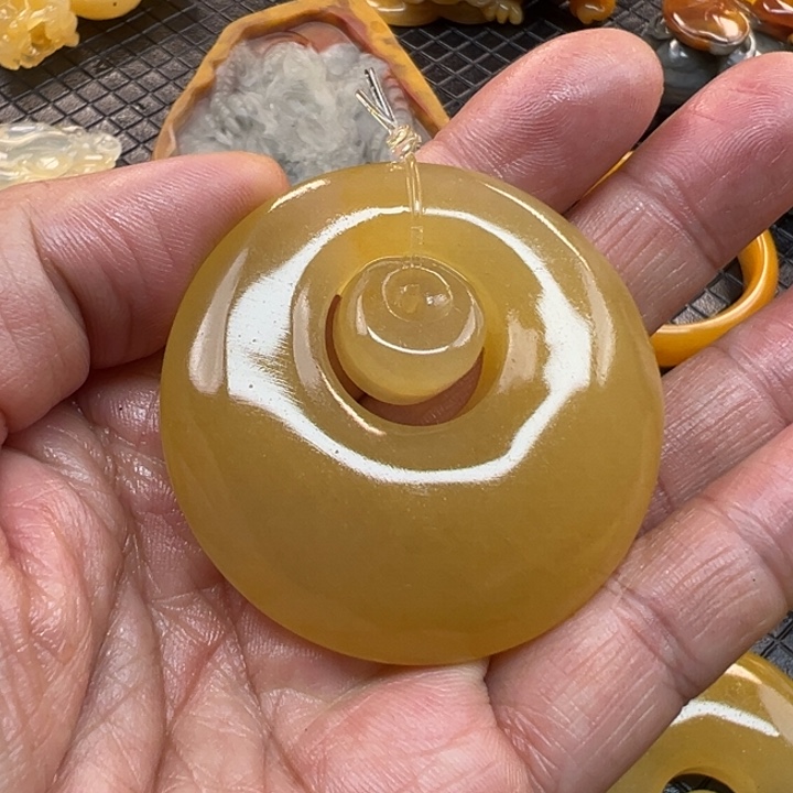 石英质玉（黄龙玉）颈饰未镶嵌