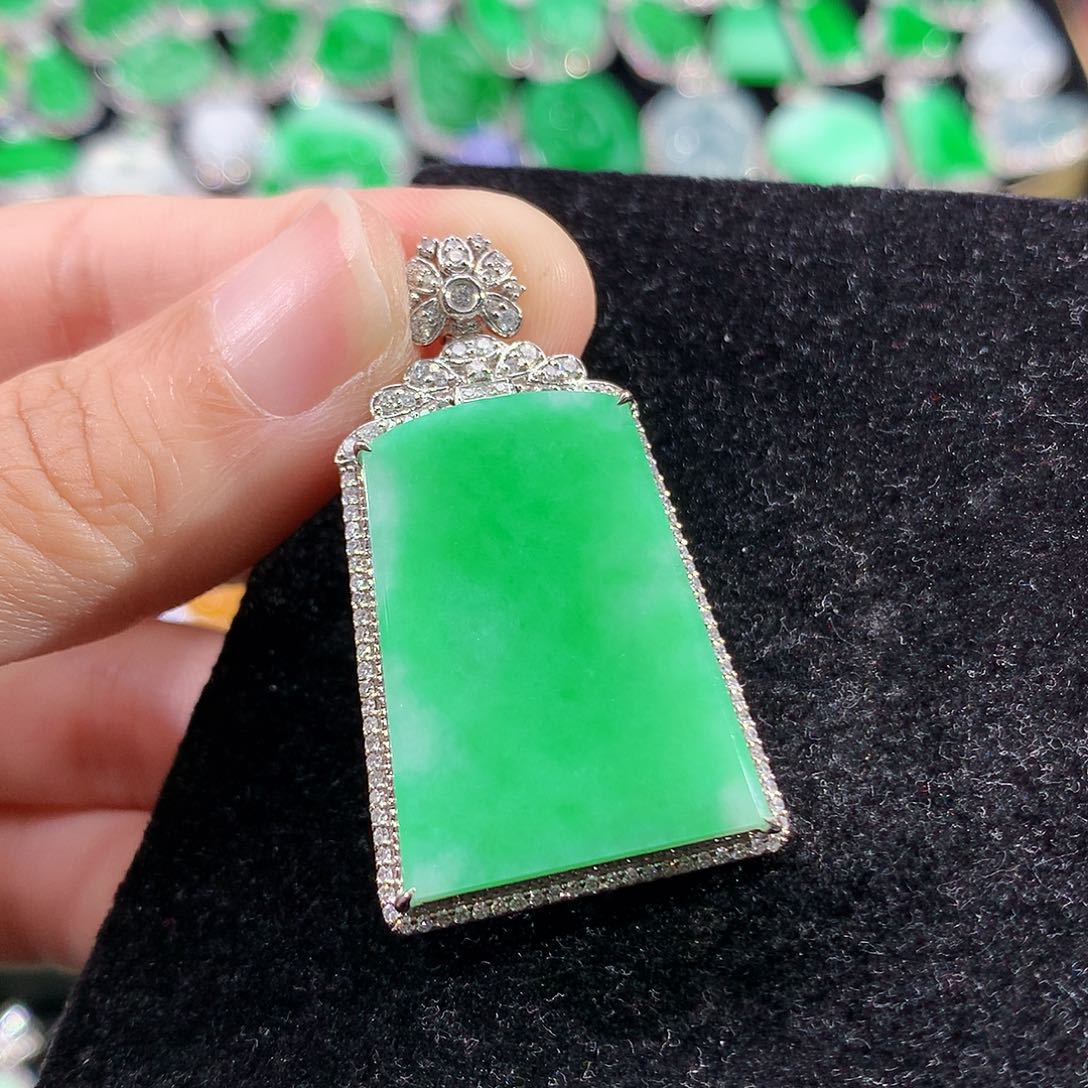 翡翠18K金镶嵌颈饰