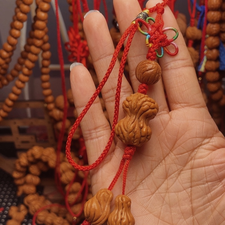 木质类龙纹桃枭挂件