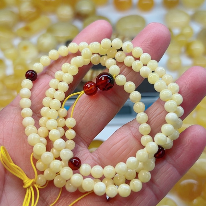 未镶嵌颈饰琥珀（矿物珀）