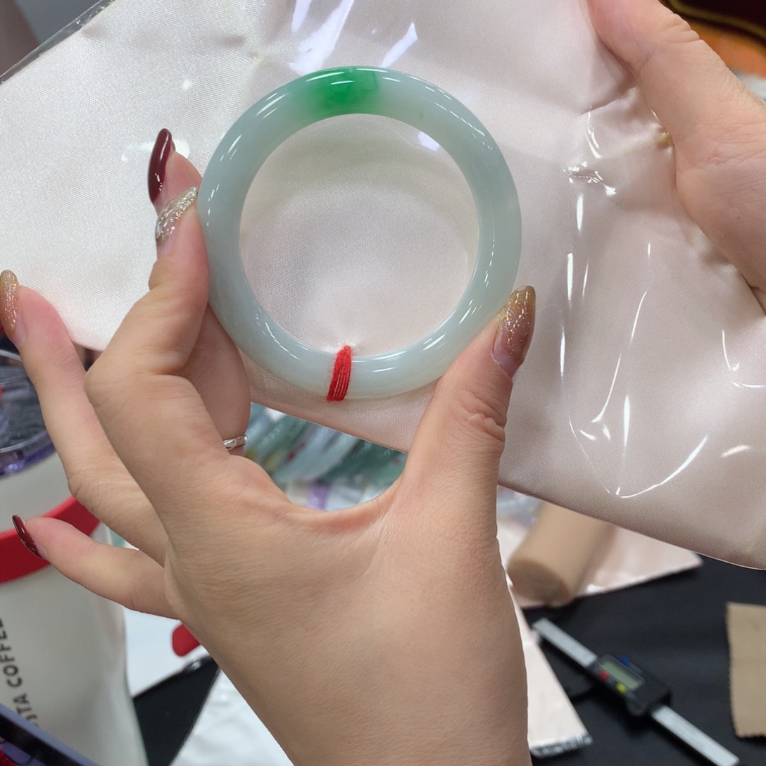 翡翠手镯未镶嵌?买断