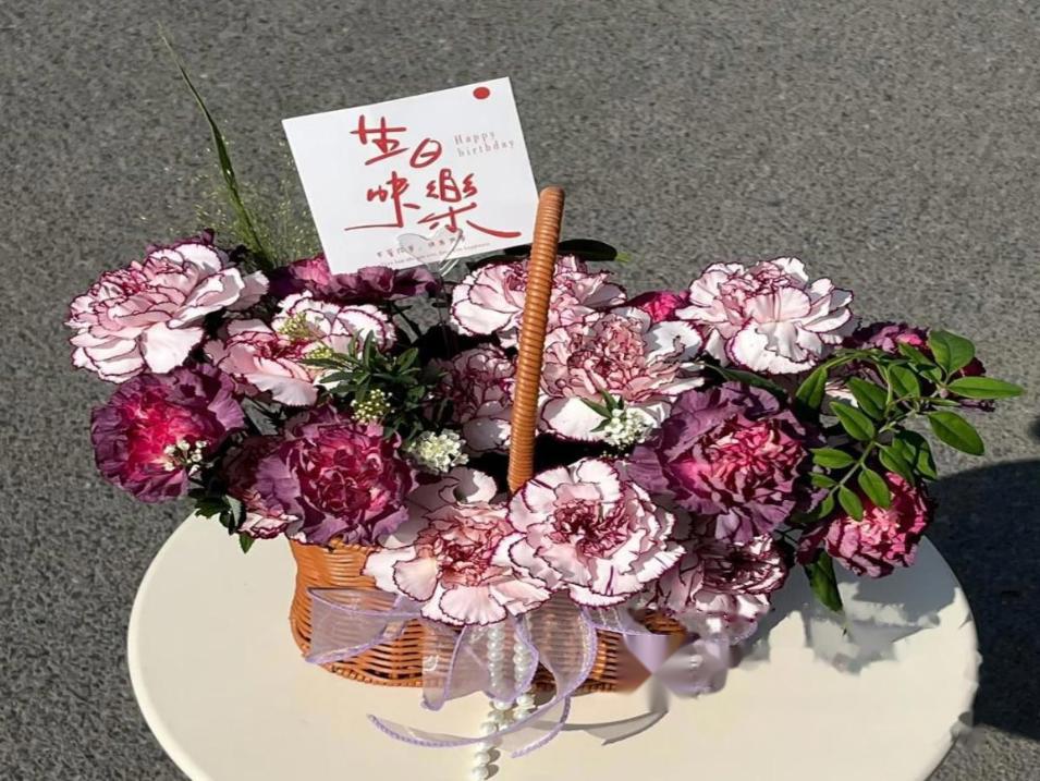 【母亲节快乐】紫色康乃馨野马搭配紫精灵混搭手提花篮母亲节礼物送妈妈送长辈节日鲜花店送花上门
