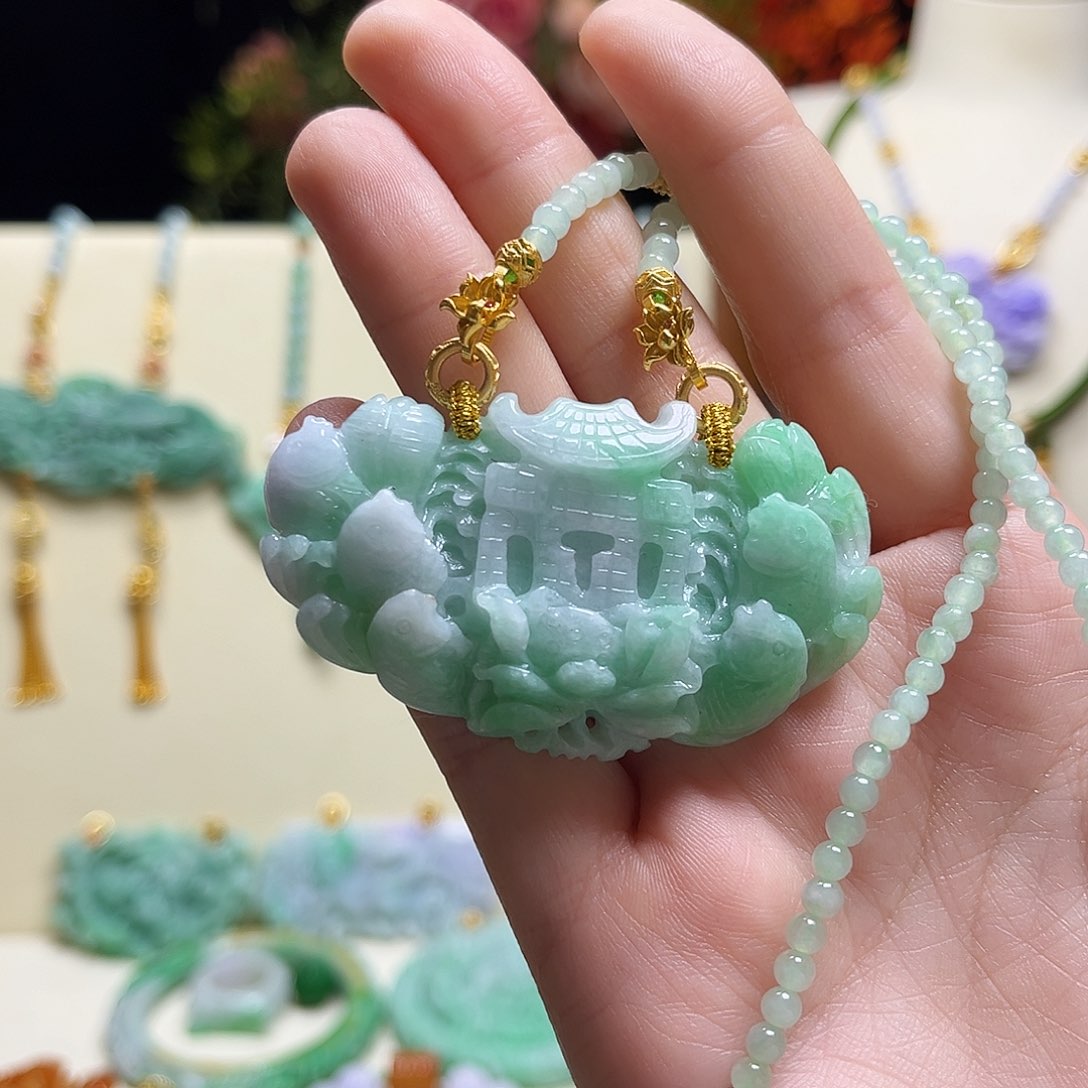 翡翠颈饰未镶嵌鱼跃龙门