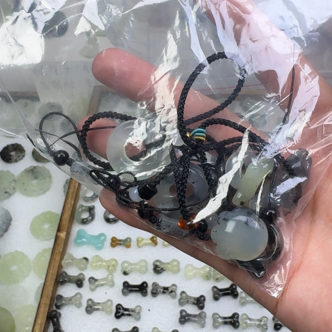 临***级蛇纹石玉未镶嵌吊坠