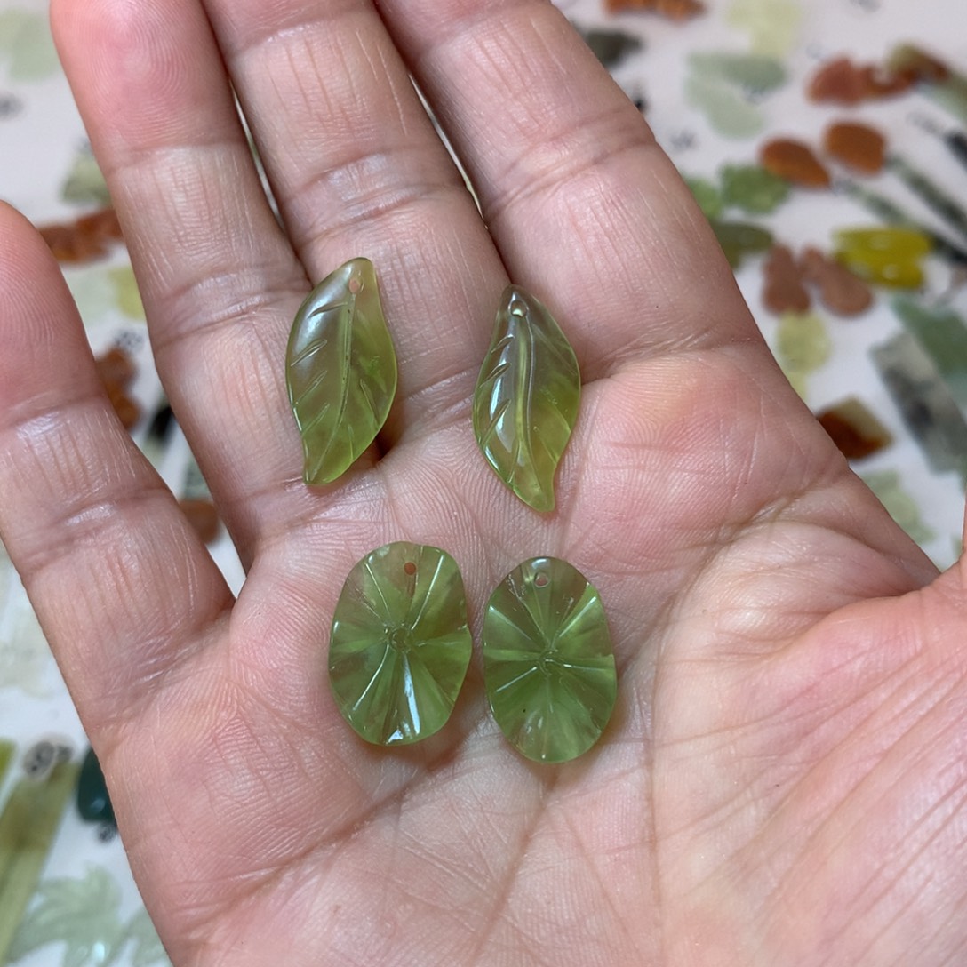 恰***分蛇纹石玉未镶嵌耳环