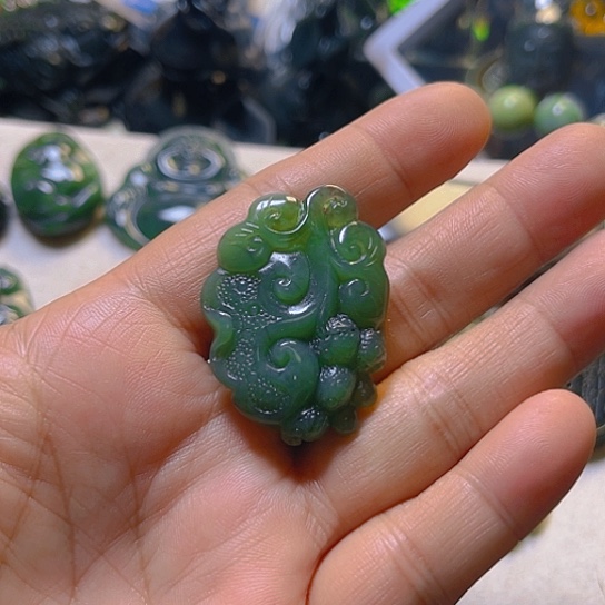 蛇纹石玉颈饰未镶嵌