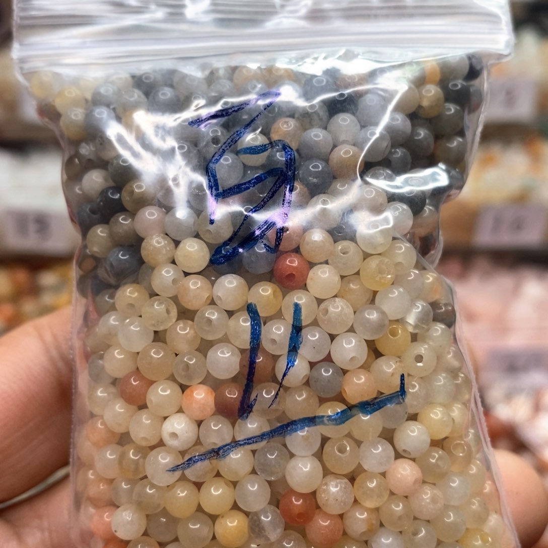 颈饰未镶嵌石英质玉（金丝玉）白****）