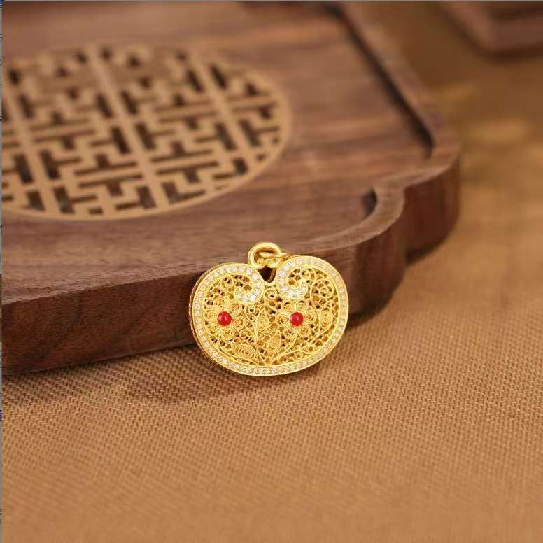 {众鑫汇}足金999  莫桑点钻珐琅如意锁包吊坠 