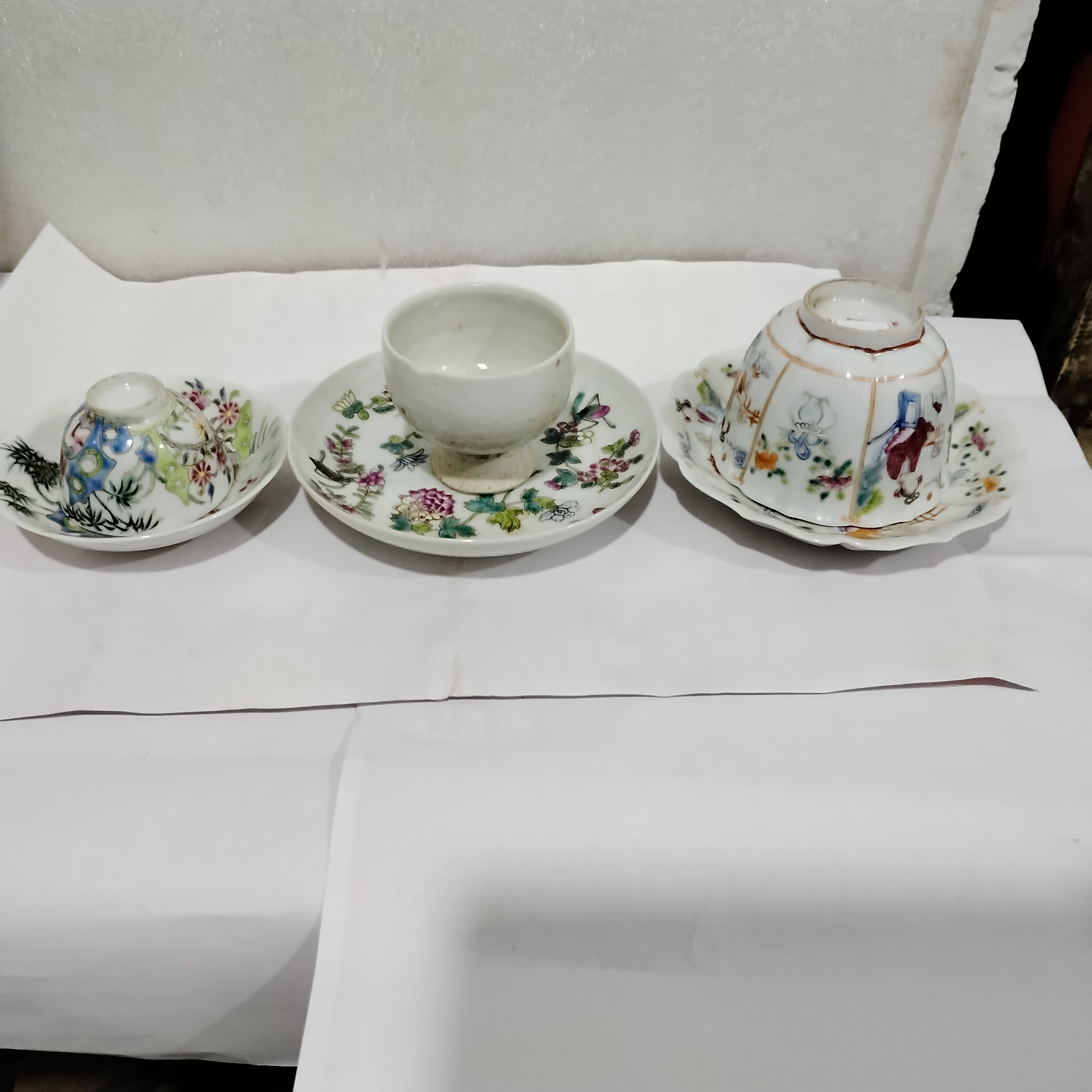 带小盘子的粉彩瓷杯一套