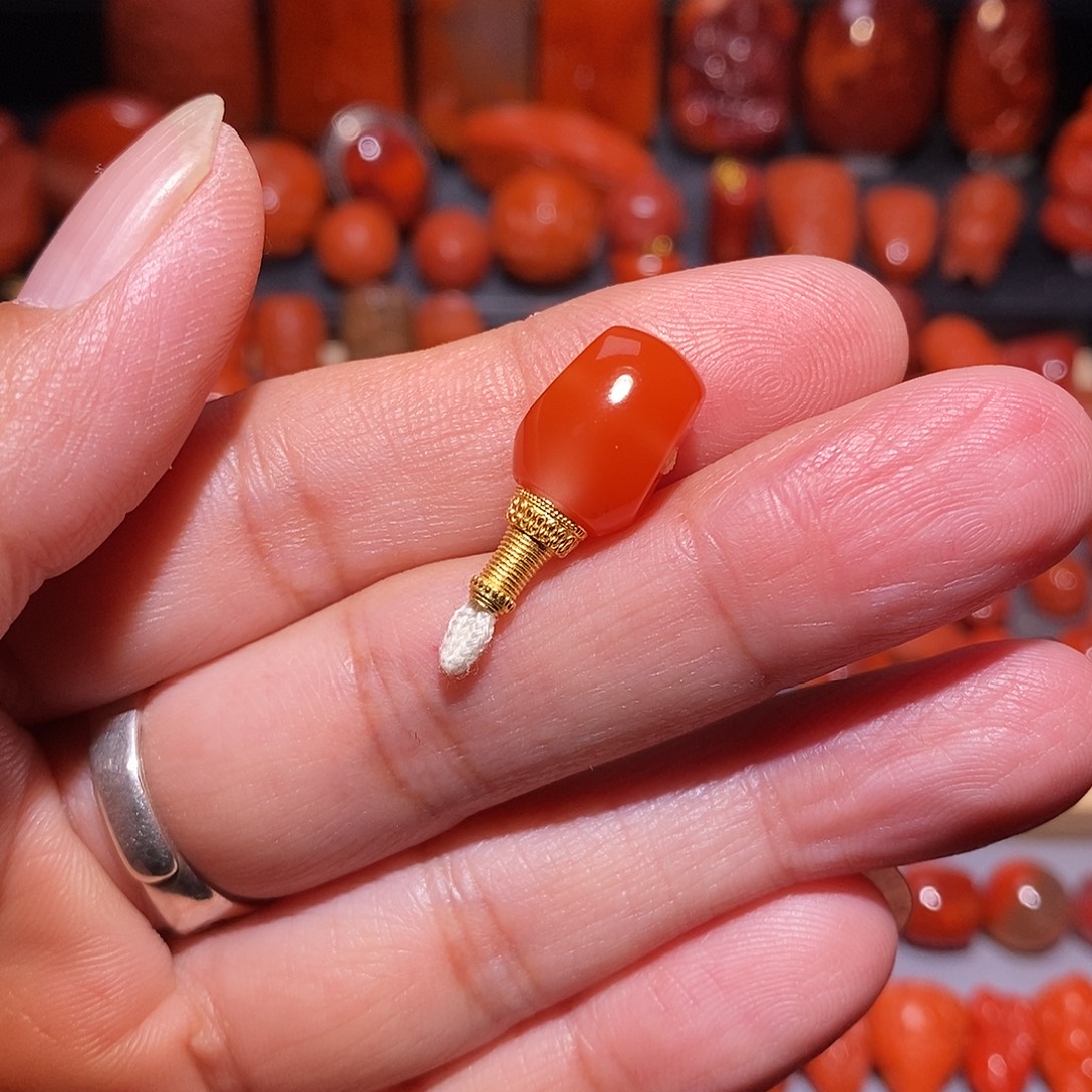 鲍***雕南红玛瑙18K金镶嵌三通