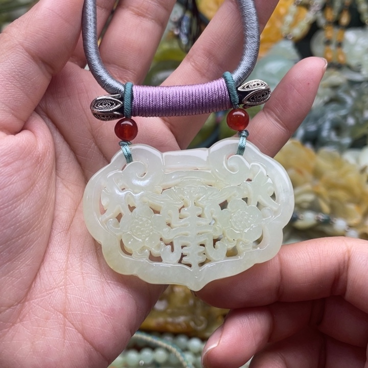 蛇纹石玉吊坠合金