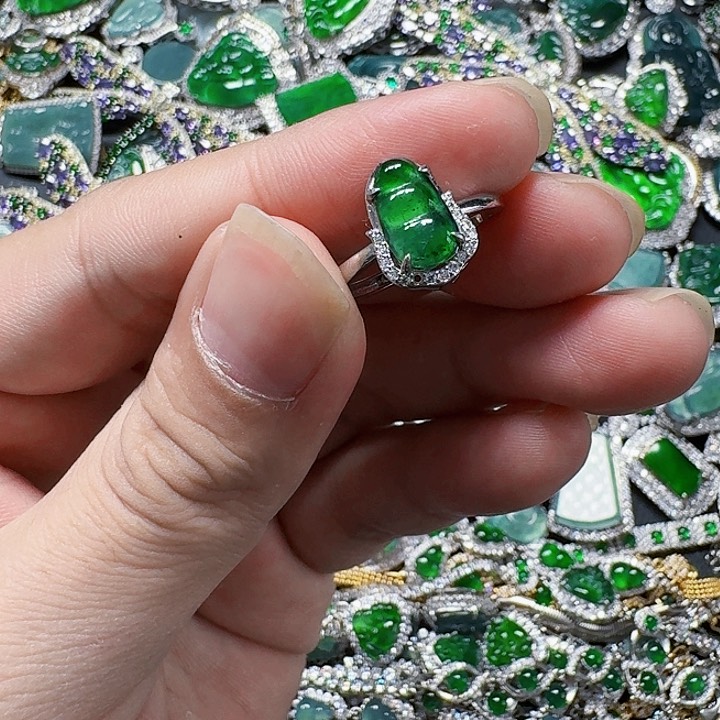 翡翠颈饰未镶嵌天然A货翡翠放漏