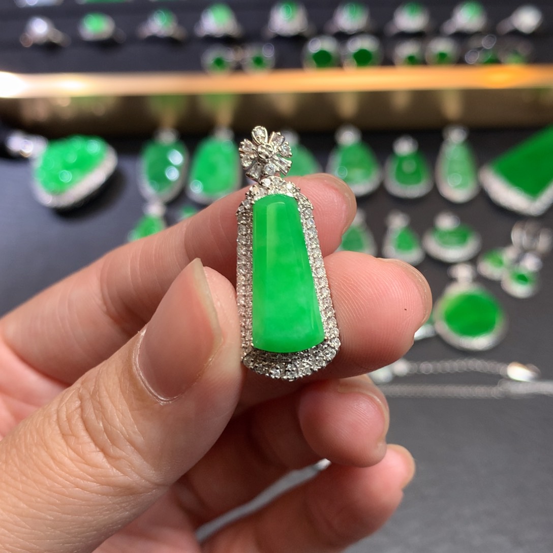 翡翠吊坠(不含链)18K金镶嵌