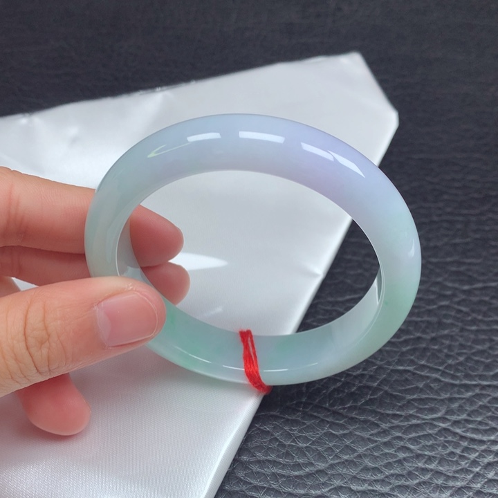 翡翠手镯未镶嵌。