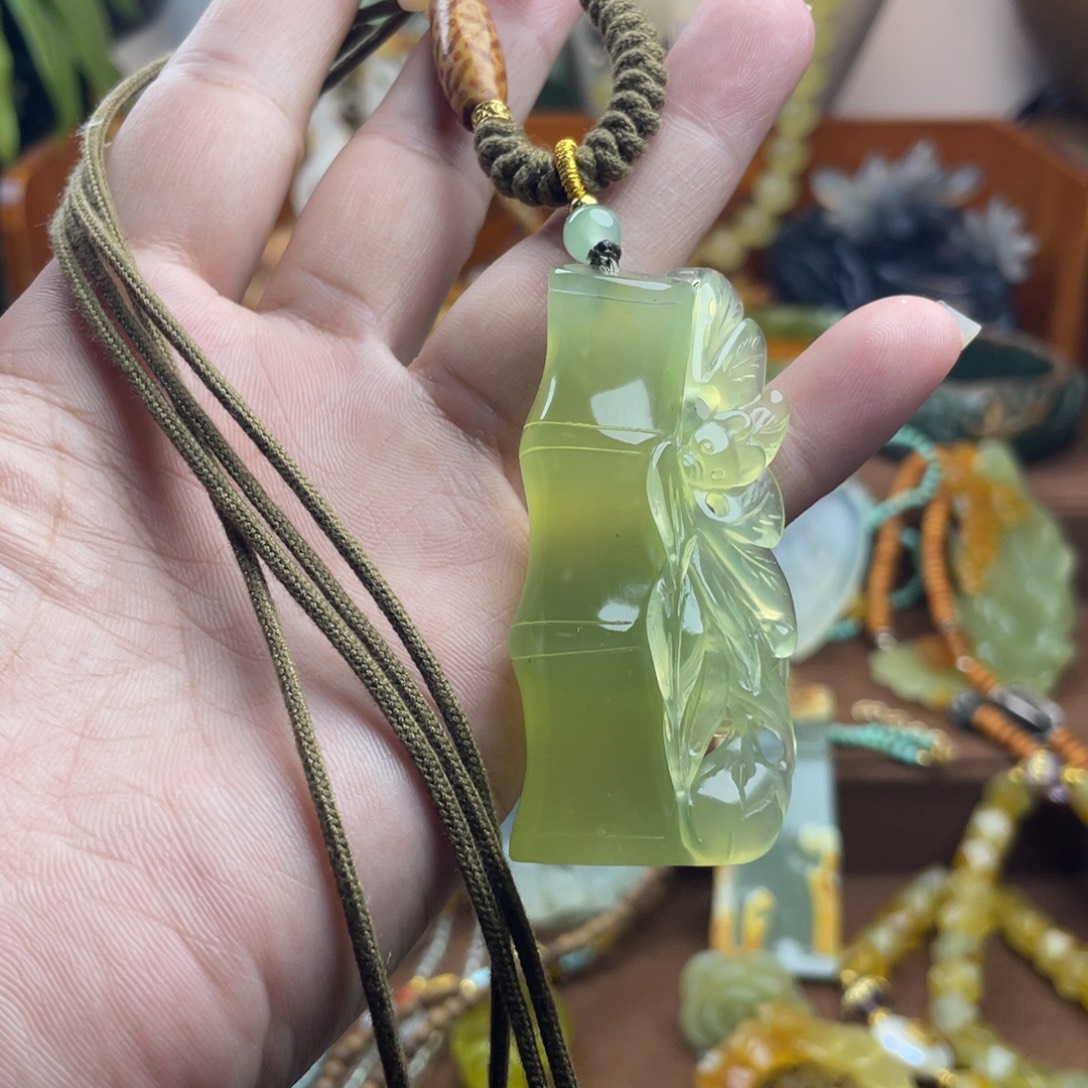 蛇纹石玉未镶嵌吊坠