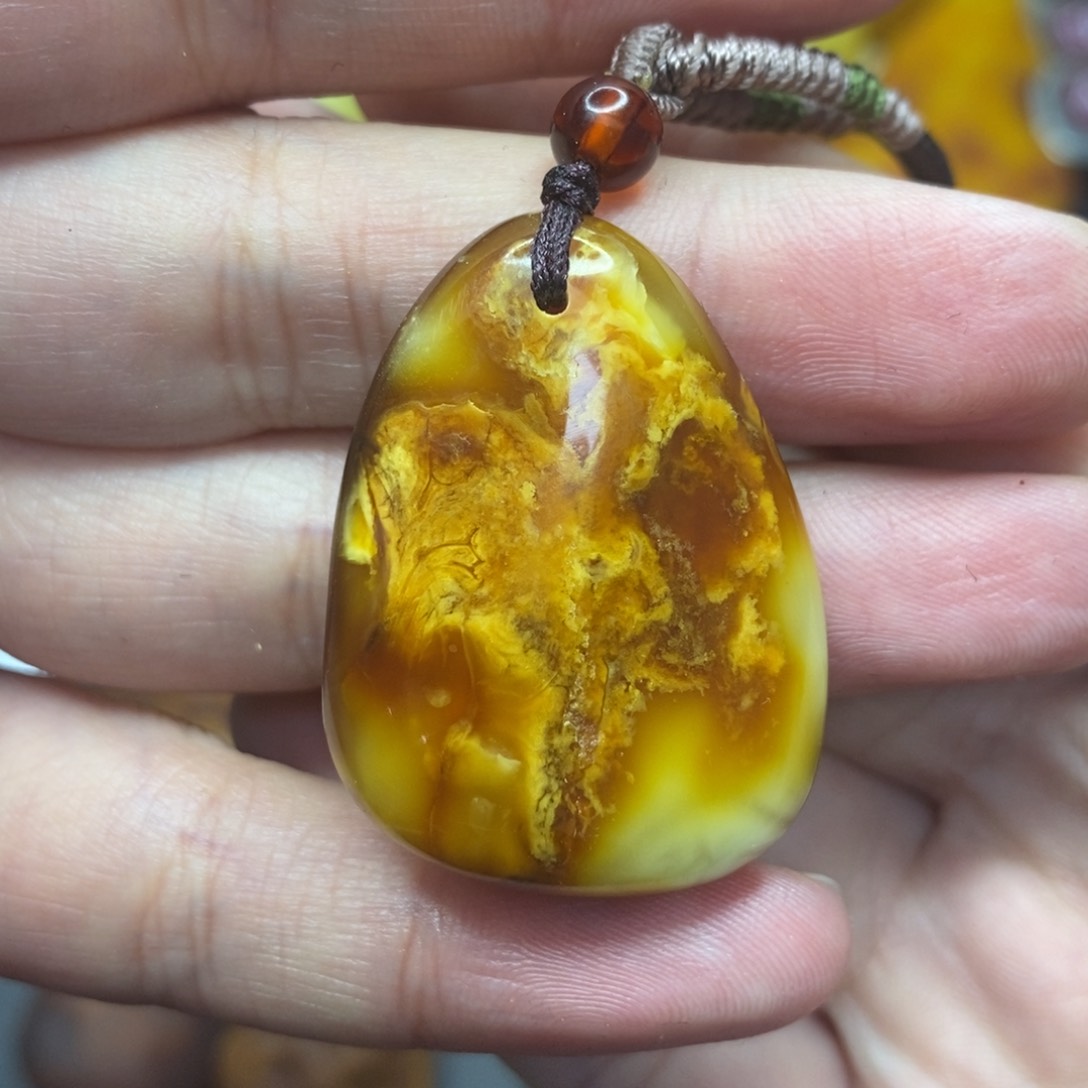 琥珀颈饰未镶嵌唐