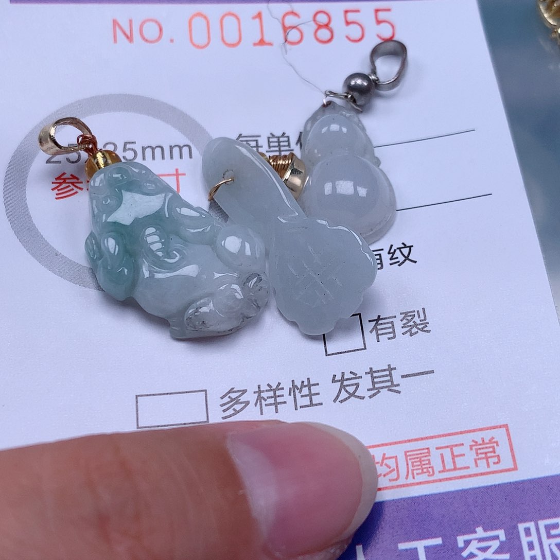 翡翠未镶嵌吊坠(赠链)
