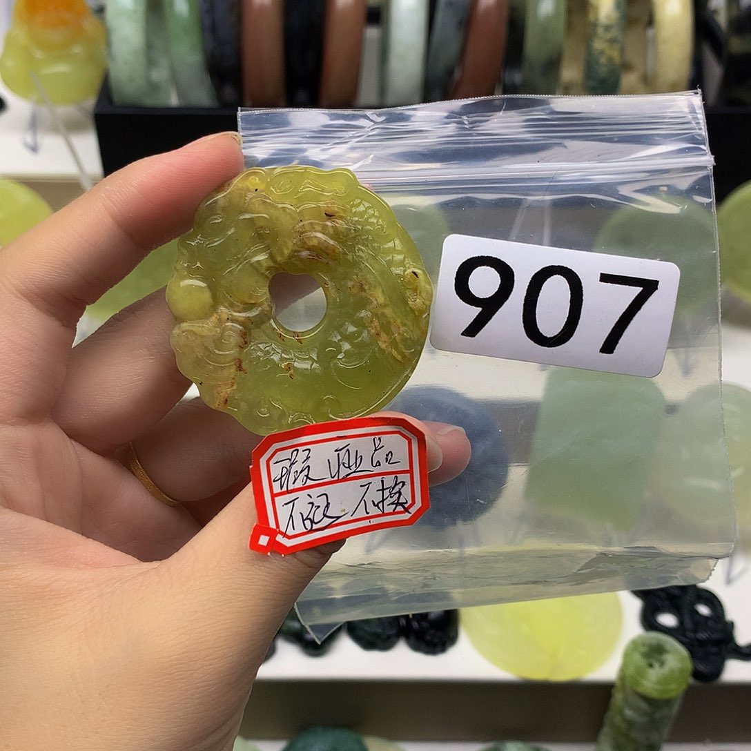 蛇纹石玉颈饰未镶嵌