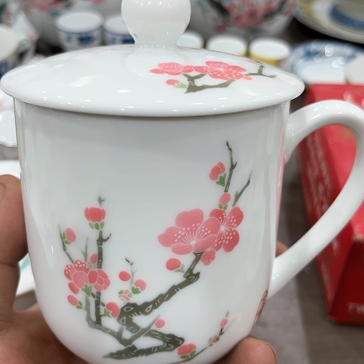 釉下五彩的瓷器和瓷器