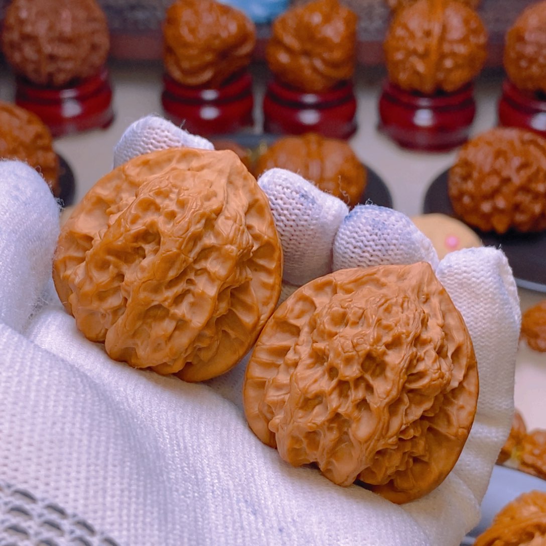 文玩核桃吊坠实****雅梨木台 翻天印