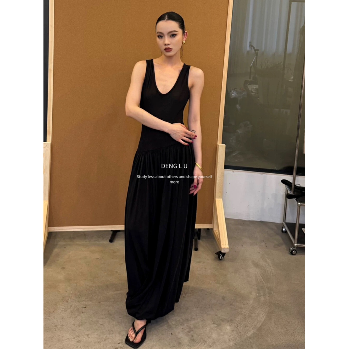 纯色V领无袖拼接背心连衣裙2025夏季简约高级显瘦中长裙女